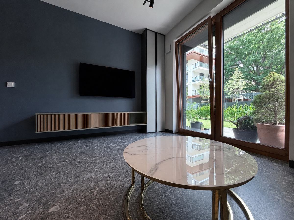 Salon w mieszkaniu na wynajem przed przygotowaniem — pusty, bez aranżacji
